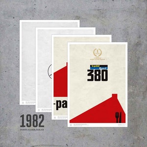 Può includere: Un poster rosso e bianco con il testo "1982 Paris-Alger-Dakar" e un'illustrazione rossa e bianca di un'auto con il numero "380" su di essa.