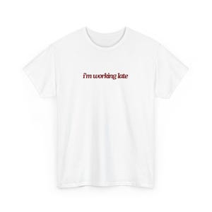 Peut inclure: T-shirt blanc avec l'inscription "i'm working late" en bordeaux sur la poitrine. Le t-shirt a des manches courtes et un col rond. Le texte est dans une police simple. Vêtement décontracté.