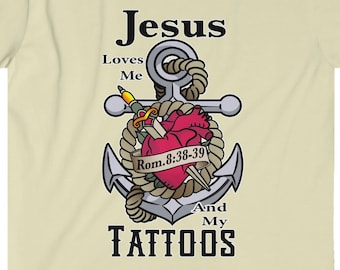 Kristen grafisk t-shirt / Jesus älskar mig och mina tatueringar T-shirt / Tatuering Edgy kristna kläder, trosbaserade kläder