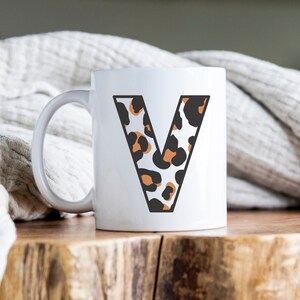 Taza inicial de la letra V para la taza de regalo de la letra v individual para su taza de regalo para él V nombre taza de regalo taza de café letra V