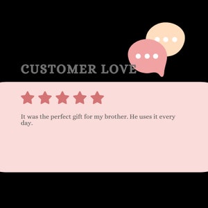 Pu&ograve; includere: Cinque stelle con il testo "&Egrave; stato il regalo perfetto per mio fratello. Lo usa ogni giorno." La recensione &egrave; accompagnata da un fumetto rosa con tre punti.