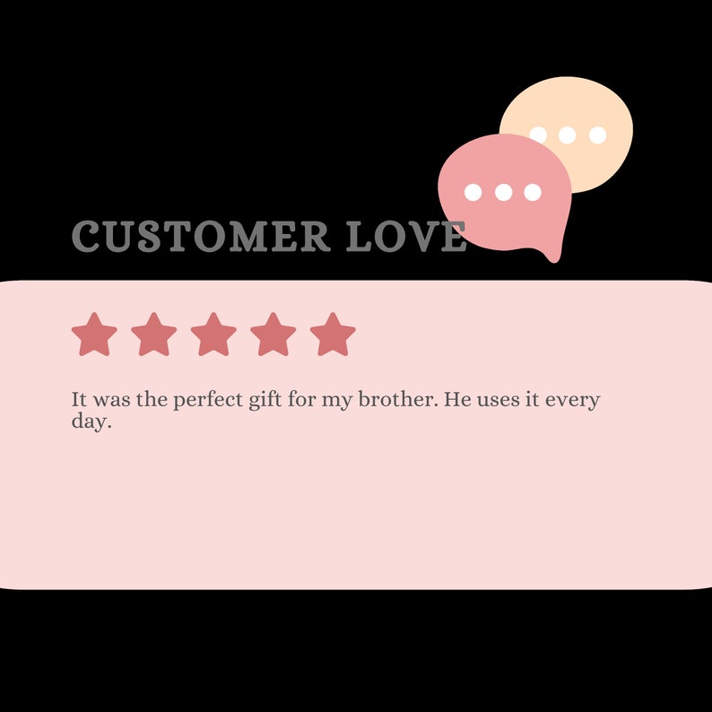Pu&ograve; includere: Cinque stelle con il testo "&Egrave; stato il regalo perfetto per mio fratello. Lo usa ogni giorno." La recensione &egrave; accompagnata da un fumetto rosa con tre punti.