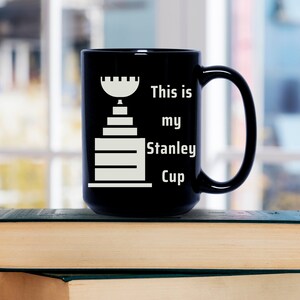 Pu&ograve; includere: Tazza da caff&egrave; in ceramica nera con una grafica bianca del trofeo della Stanley Cup e il testo "This is my Stanley Cup".