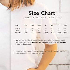 Peut inclure: Tableau des tailles pour t-shirts unisexes &agrave; manches courtes. Le tableau indique les tailles XS &agrave; 3XL avec les mesures de longueur, de largeur et la taille homme correspondante. Le texte indique que les t-shirts sont fabriqu&eacute;s en coton 100% de haute qualit&eacute; et super doux.