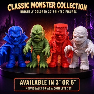 Puede incluir: Cuatro figuras de monstruos impresas en 3D de la Classic Monster Collection. El conjunto incluye un vampiro azul, una criatura verde, un monstruo rojo y una momia blanca. Texto: CLASSIC MONSTER COLLECTION, BRIGHTLY COLORED 3D-PRINTED FIGURES.