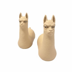 Puede incluir: Dos figuras de llama de color beige con textura, orejas erguidas y ojos entrecerrados. Cada figura presenta un cuerpo liso y redondeado con un cuello largo, mostrando una expresi&oacute;n facial seria definida por l&iacute;neas oscuras y horizontales.