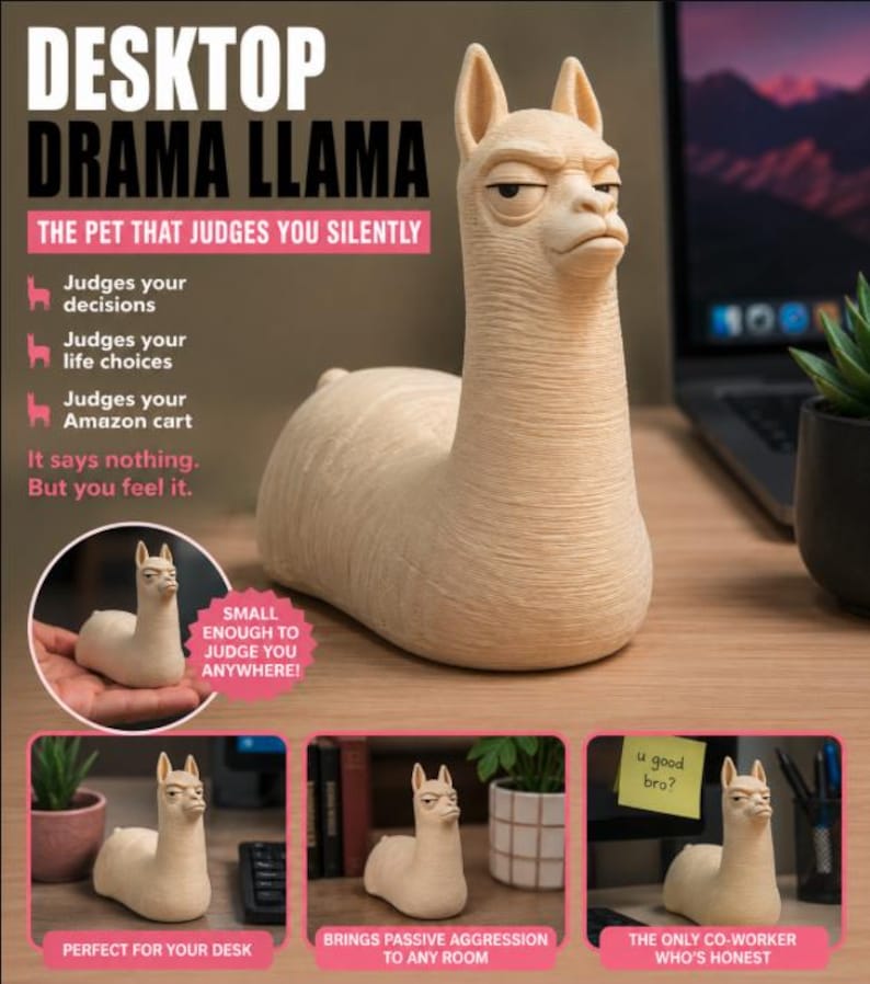 Puede incluir: Una figura de llama de color beige con una superficie texturizada y una expresi&oacute;n facial de juicio. La llama tiene orejas erguidas, ojos entrecerrados y boca fruncida. El texto en la imagen dice: DESKTOP DRAMA LLAMA, THE PET THAT JUDGES YOU SILENTLY, u good bro?