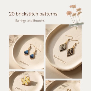 Peut inclure: Un affichage numérique présentant 20 modèles de point de brique pour boucles d'oreilles et broches. L'image montre des boucles d'oreilles en perles en forme de losange bleu et doré, et une broche fleurie jaune et blanche sur des coupelles.