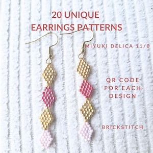 Puede incluir: Dos pendientes de cuentas con ganchos dorados. Cada pendiente presenta tres secciones en forma de diamante en oro, rosa y rosa claro. El texto dice "20 UNIQUE EARRINGS PATTERNS", "MIYUKI DELICA 11/0", "QR CODE FOR EACH DESIGN" y "BRICKSTITCH".