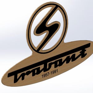 Könnte beinhalten: Ein Holzschild mit einem schwarzen Blitz-Logo und dem Text "Tram 1957-1991".