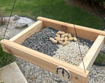 Comedero colgante para pájaros con plataforma de cedro – Versión 2 (mejorada)