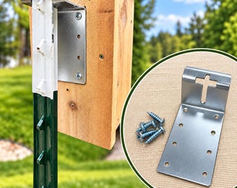 Może przedstawiać: Srebrny metalowy wspornik montażowy przeznaczony do mocowania drewnianego domku dla ptaków do zielonego metalowego słupka typu T. Wspornik posiada górny hak na słupek oraz płaską płytkę z wieloma otworami na śruby, w zestawie z pięcioma śrubami.