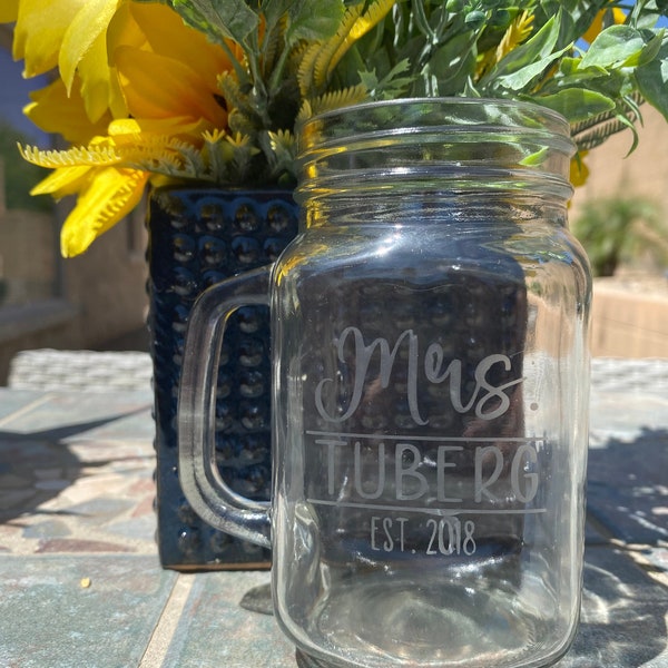 Mason Jar Set - Engagement Gift - Couples gift - Anniversary Gift - Wedding Gift - Mr and Mrs glasses - engraved - personalized