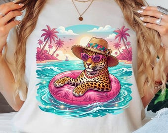 Diseño PNG de flotador de verano con estampado de leopardo para sublimación, diseño de camiseta con sombrero de paja y estampado de leopardo, imágenes prediseñadas de playa tropical, descarga digital de moda.