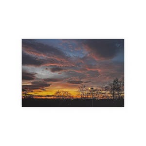 La lumière sort de l'obscurité : une affiche originale d'une beauté spectaculaire, capturant la première lueur sur les nuages nocturnes