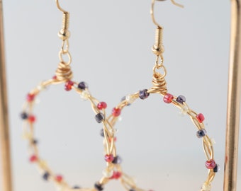 Handgemaakte draadhoepeloorbellen versierd met kleine kralen - unieke handgemaakte sieraden
