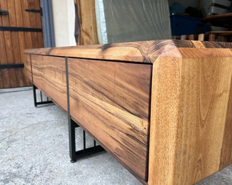 Unidad de TV de madera maciza de nogal y metal / Consola de medios de madera natural y acero / Soporte de TV de estilo industrial / Consola de TV hecha a mano