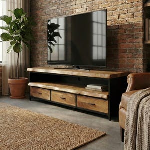 Puede incluir: Un mueble de televisi&oacute;n rectangular con una superficie y estante de madera natural de borde vivo, sostenido por un marco de metal negro. La unidad incluye tres cajones de madera con tiradores de metal oscuro para almacenamiento.