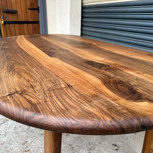 Handgemaakte ovale walnoten eettafel – Massief houten tafel met metalen poten