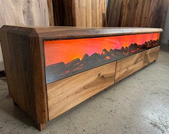 Solidny orzechowy stolik pod telewizor w stylu Mid Century Modern z luksusowym designem kredensu
