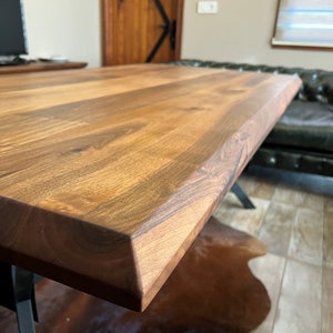 Handgefertigter Esstisch aus massivem Walnussholz - Individueller Holztisch - Moderne rustikale Möbel - Minimalistisches Design
