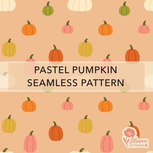 Op de afbeelding: Een naadloos patroon met diverse pompoenen in tinten oranje, geel, roze, groen en wit op een licht perzikkleurige achtergrond. De tekst "PASTEL PUMPKIN SEAMLESS PATTERN" staat in het midden en een "Bloom PATTERNS"-logo staat rechtsonder.