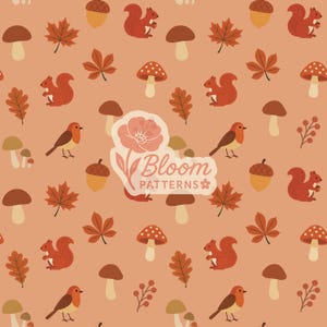 Op de afbeelding: Een herhalend patroon met herfstillustraties. Het ontwerp bevat rode eekhoorns, bruine paddenstoelen, oranje esdoornbladeren, eikels en kleine vogels op een perzikkleurige achtergrond. De tekst "Bloom Patterns" is ook aanwezig.