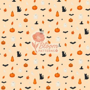 Op de afbeelding: Een herhalend patroon met Halloween-illustraties. Het ontwerp bevat oranje pompoenen, zwarte katten, vleermuizen, geesten, heksenhoeden en herfstbladeren op een lichtoranje achtergrond. De tekst "Bloom Patterns" is ook zichtbaar.
