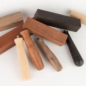 Può includere: Una collezione di manici in legno in varie tonalità di marrone, tra cui marrone chiaro, marrone scuro e marrone rossastro. I manici sono realizzati in diversi tipi di legno, come noce, acero e ciliegio. Alcuni manici hanno una finitura liscia, mentre altri hanno una superficie più strutturata.