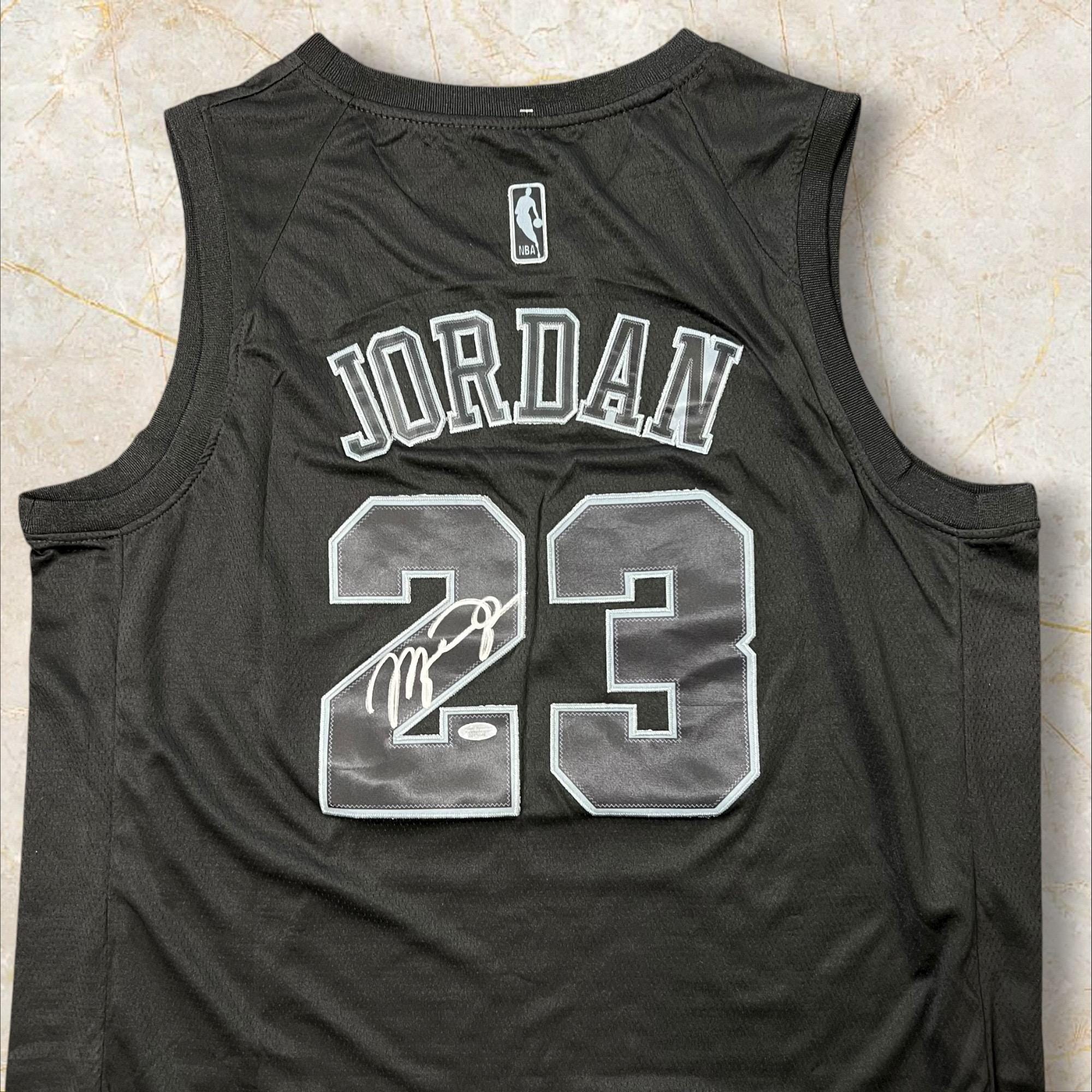 マイケル・ジョーダン直筆サイン入りNBAジャージ シカゴ・ブルズ #23