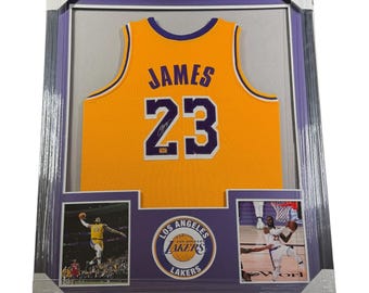 Camiseta firmada de LeBron James de los Lakers, enmarcada y autografiada, certificado de autenticidad (34 x 42 pulgadas)