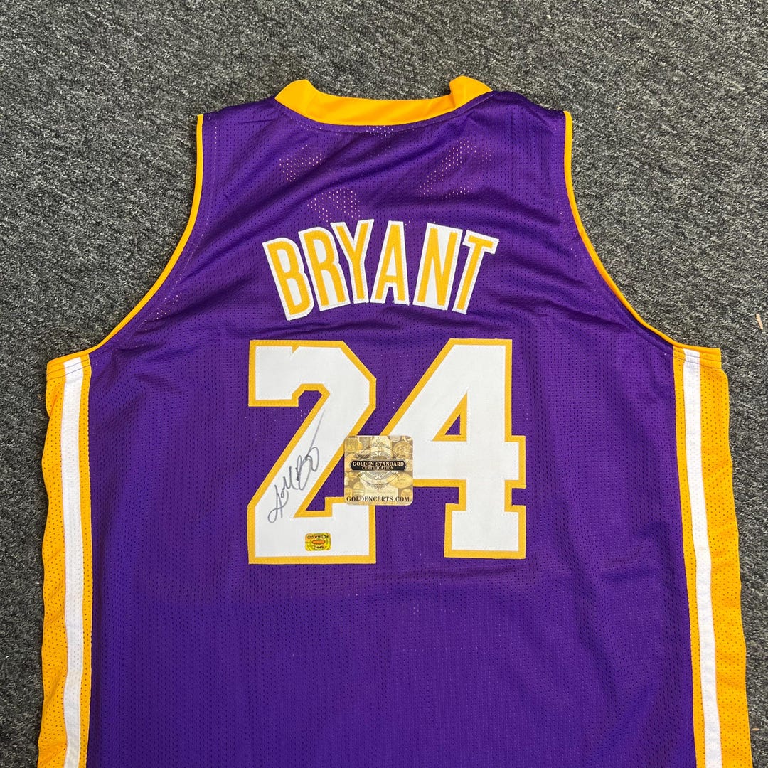 直筆サイン入り コービー・ブライアント LA レイカーズ ジャージ #24