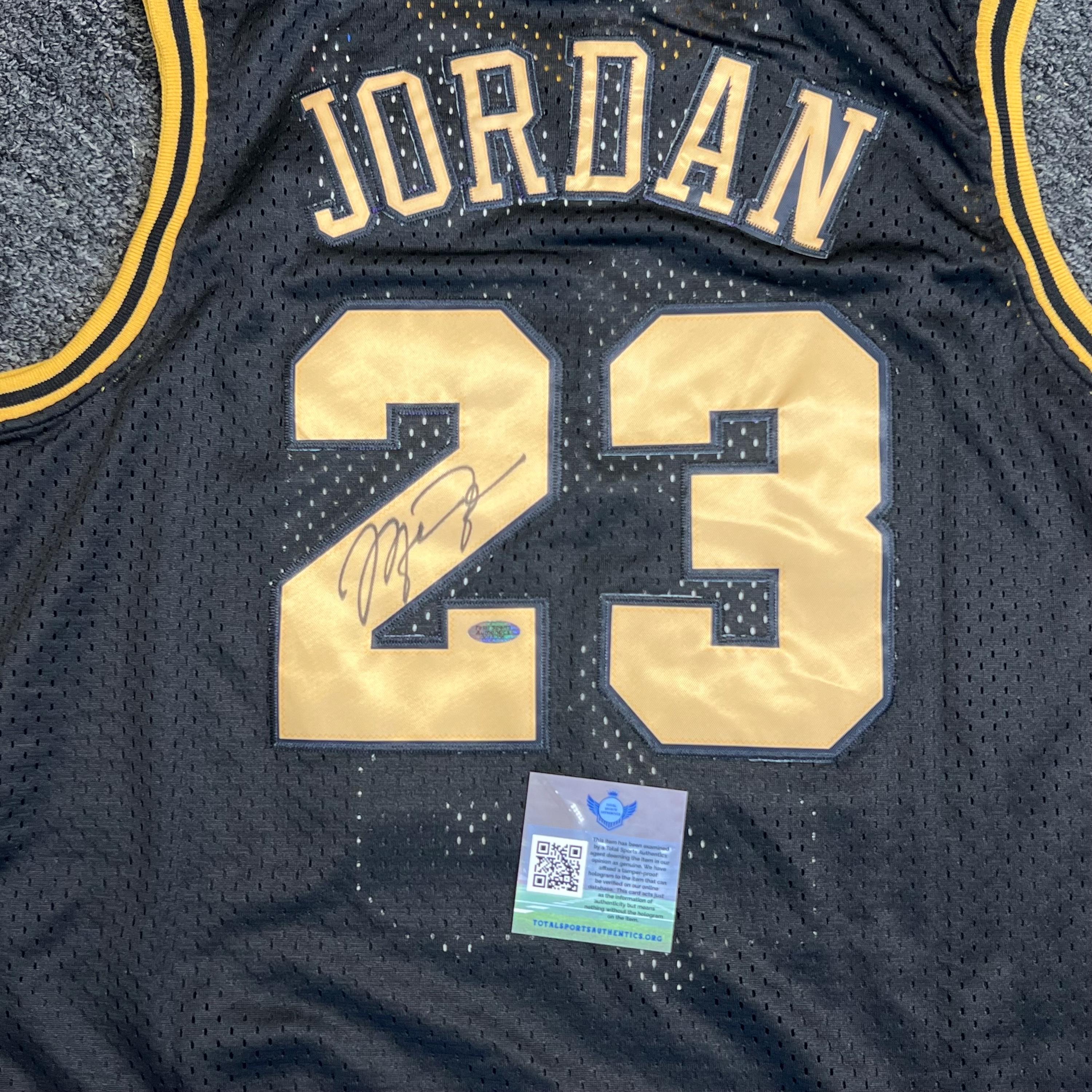 Michael Jordan Signed Finals '97-98 Jersey, Chicago Bulls #23