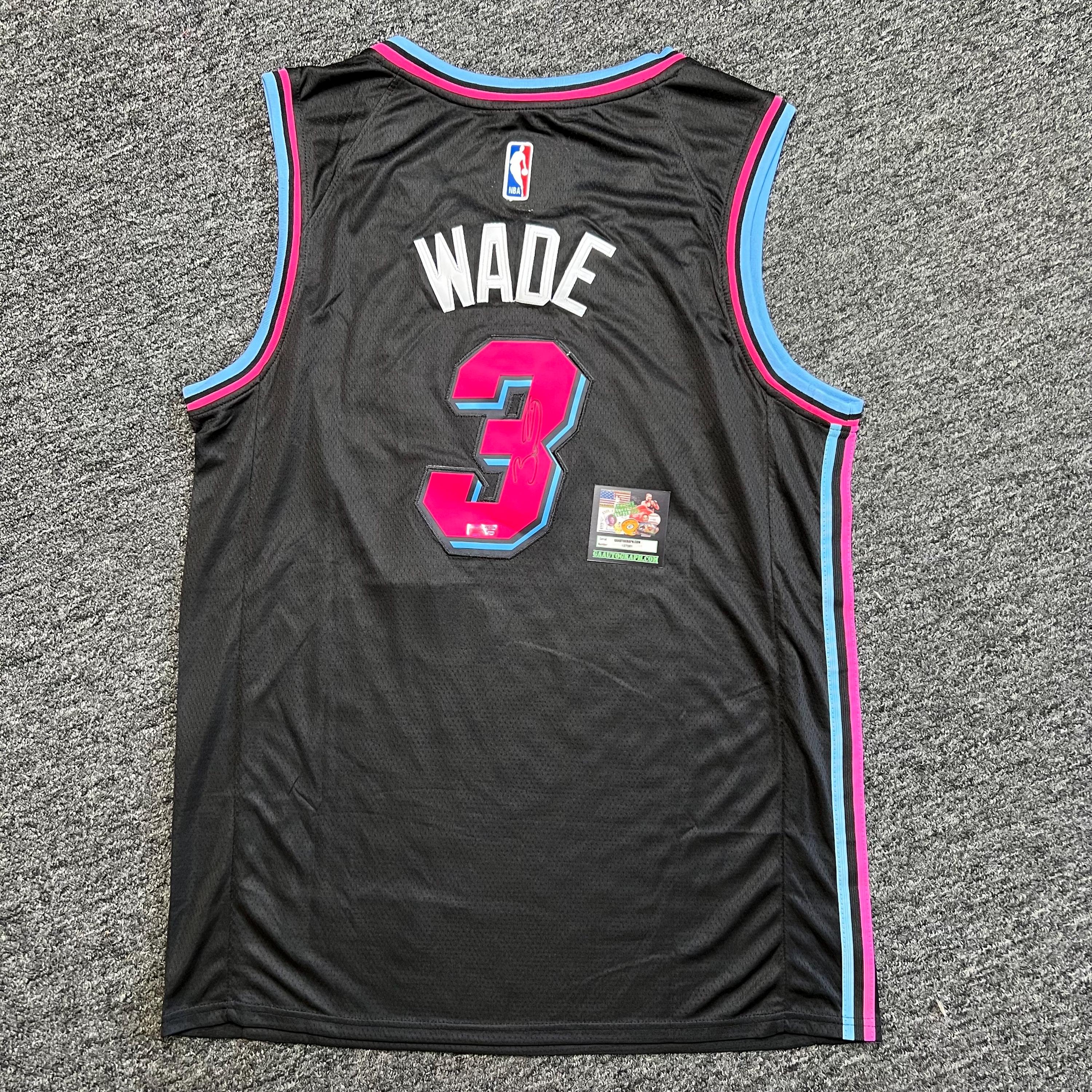 ドウェイン・ウェイド直筆サイン入りマイアミ・ヒートジャージ（COA