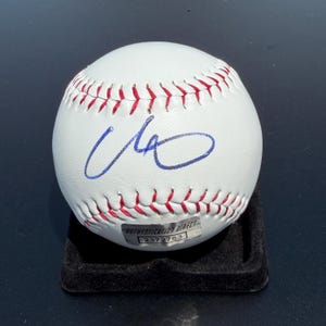 Bola de beisebol autografada por Shohei Ohtani com certificado de autenticidade do Los Angeles Dodgers.