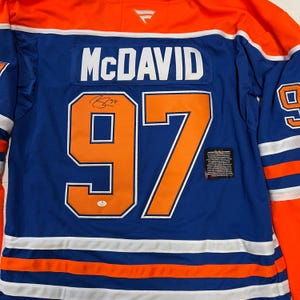 Chandail des Oilers signé Connor McDavid # 97, authentifié par le COA