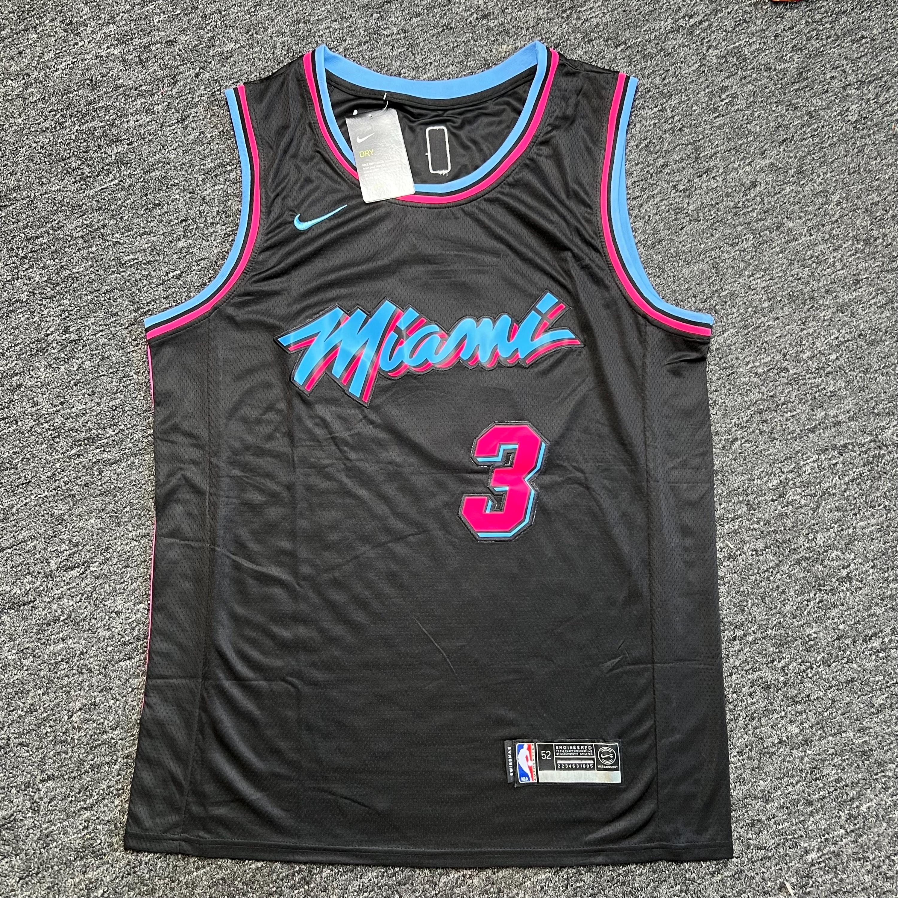 ドウェイン・ウェイド直筆サイン入りマイアミ・ヒートジャージ（COA