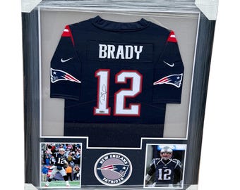 Camiseta firmada de Tom Brady enmarcada de 34 x 42, New England Patriots n.° 12, autografiada y con certificado de autenticidad.