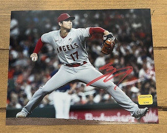 大谷翔平 直筆サイン入りカスタムフレーム入り 8X10 写真（COA 付き