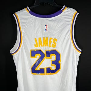 Camiseta autografiada de LeBron James con holograma de la Asociación de Acreditación de Los Ángeles (COA)