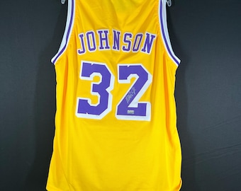 Camiseta amarilla de baloncesto de Los Angeles Lakers firmada por Magic Johnson con certificado de autenticidad y autógrafo holográfico.