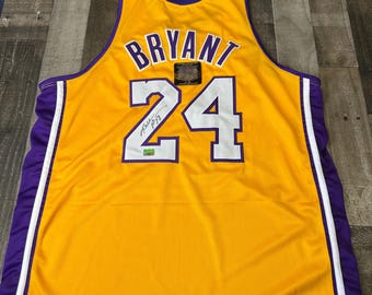 Maglia autografata di Kobe Bryant dei Los Angeles Lakers n. 24 con certificato di autenticità dorato.