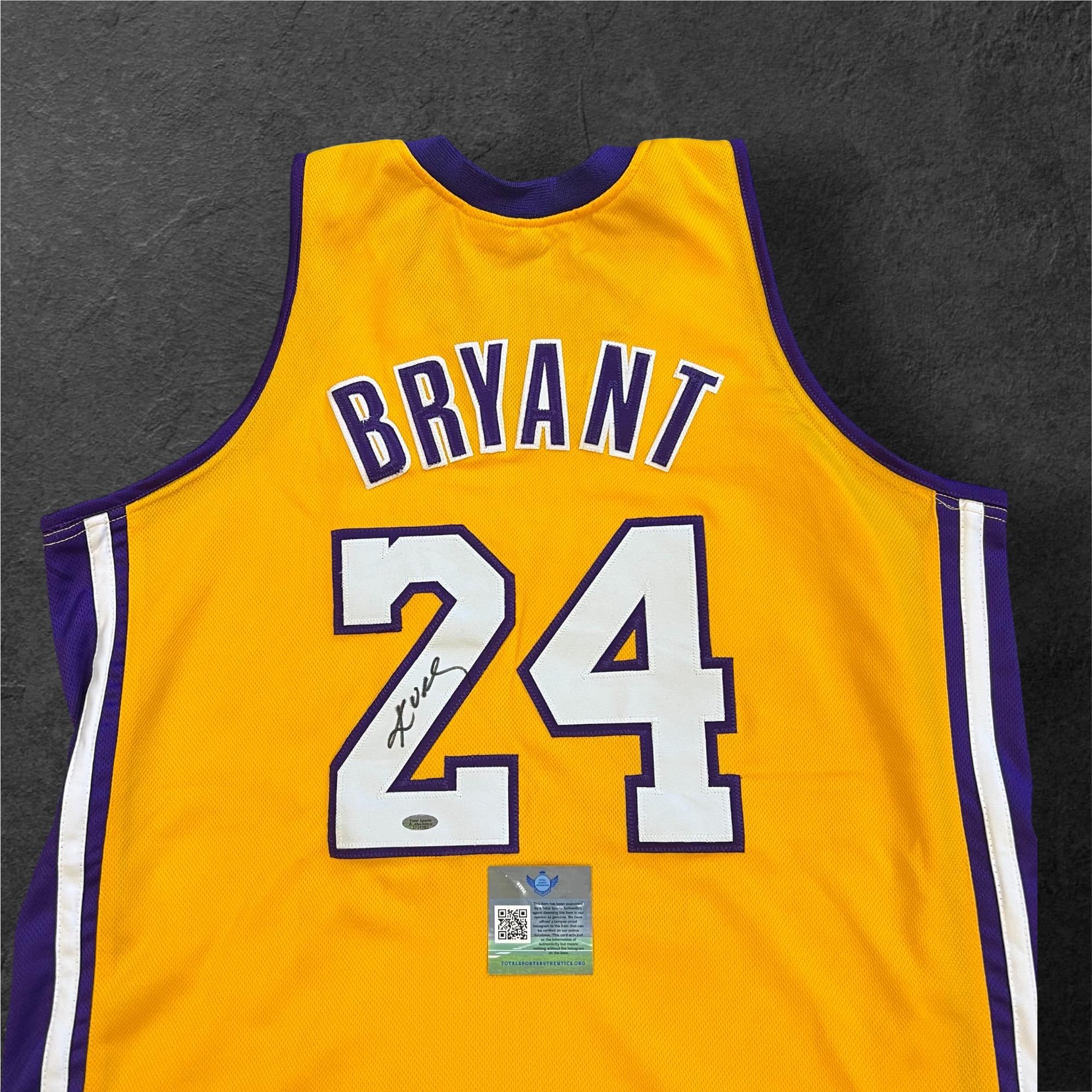 NBAコービー・ブライアン　直筆サイン入りジャージ 直筆サイン入り】コービーのレイカーズユニフォームを販売