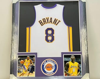 Camiseta autografiada de Kobe Bryant #8 de los LA Lakers, enmarcada y con certificado de autenticidad. Medidas: 34" x 42".