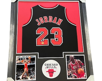 Koszulka z autografem Michaela Jordana Chicago Bulls nr 23 w ramce, z certyfikatem autentyczności, 34”x42”