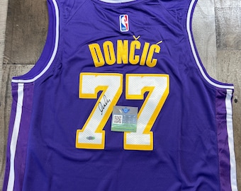 Luka Doncic signiertes Lakers Purple Jersey COA Autogramm #77