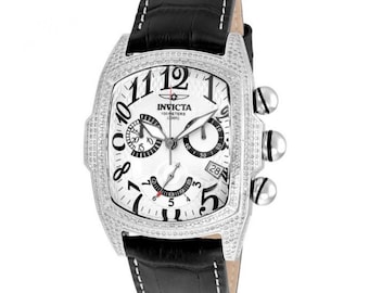 Może przedstawiać: Srebrny i biały zegarek Invicta z czarnym skórzanym paskiem. Tarcza zegarka ma białe tło z czarnymi rzymskimi cyframi jako znacznikami godzin i okienkiem daty na godzinie 4. Zegarek jest ozdobiony diamentami wokół koperty.