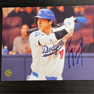 Shohei Ohtani #17 LA Dodgers Autographed 8.5’x11’ Photo COA Hologram