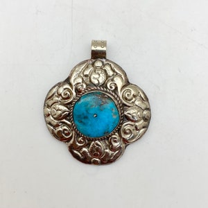Turquoise pendant,floral pendant, handcrafted,Tibetan silver, Nepal