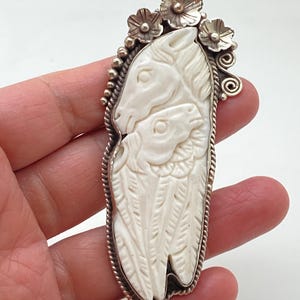 Hänge i snidat ben med häst: Tibetanskt silver, nepalesisk design